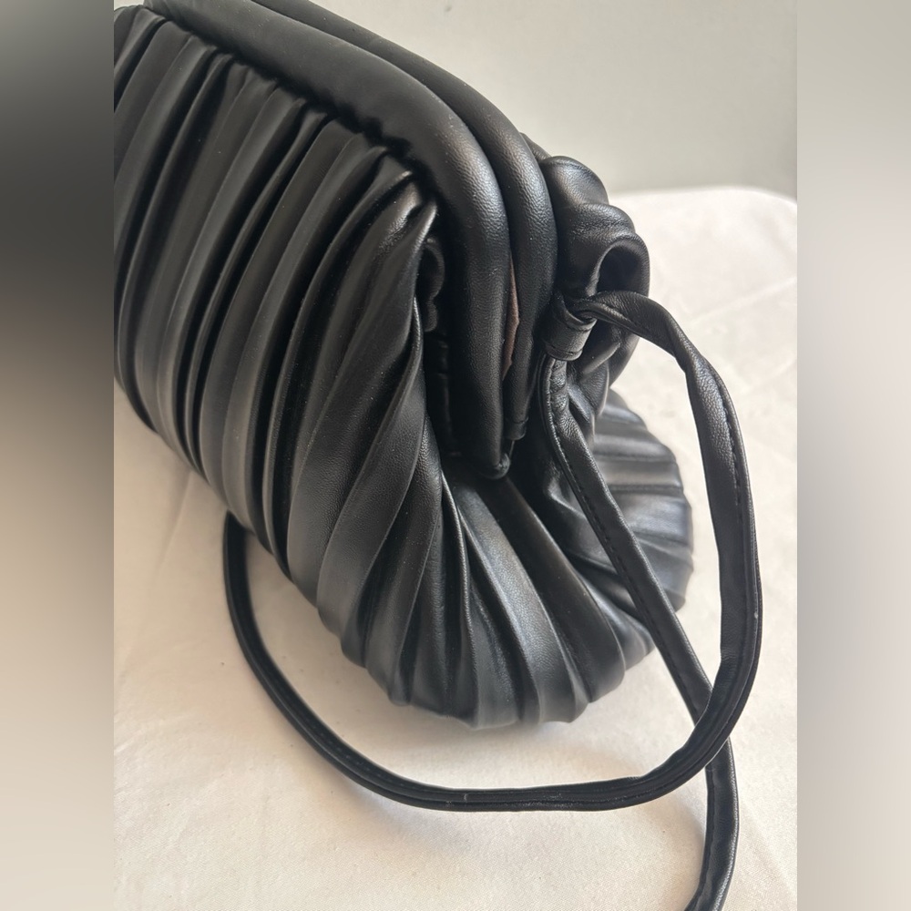 Pleated slouchy faux leather bag with removable adjustable tie strap - Picture 7 of 9